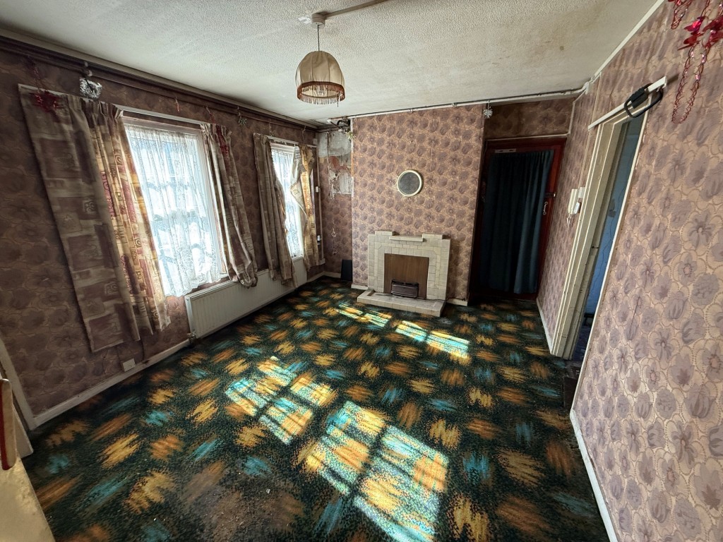 Lot: 210 - FLAT IN NEED OF REFURBISHMENT - Reception room